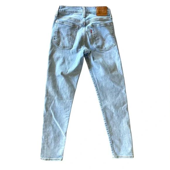 Levi ‘s Wedgie Fit Button Front Jeans - Picture 2 of 5